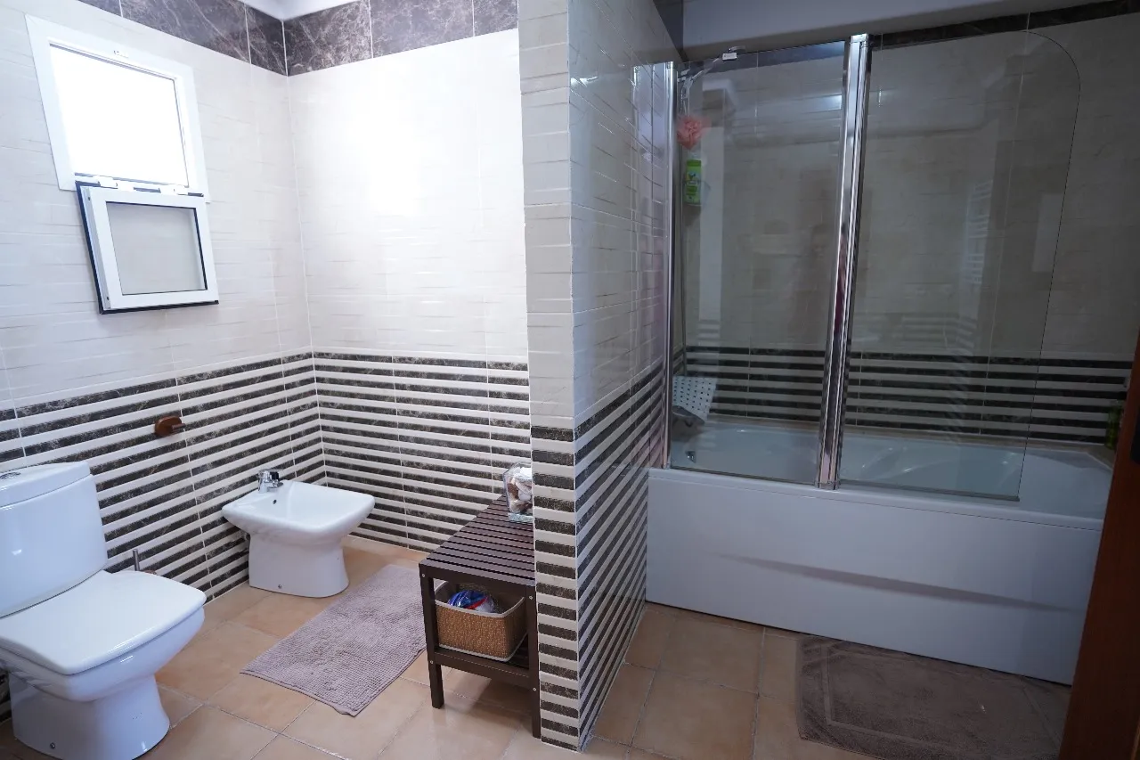 Appartement à Louer Résidence à kabila vista avec Piscine, Parking — 3 Chambres + Salon Climatisé